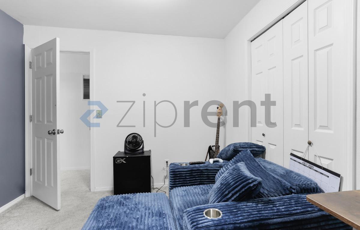 Building Photo - Unit