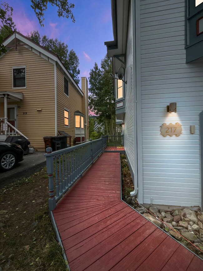 Building Photo - 3 Bed (private loft as 3rd BR) Downtown Breckenridge Living – Modern Comfort in a Historic Setting