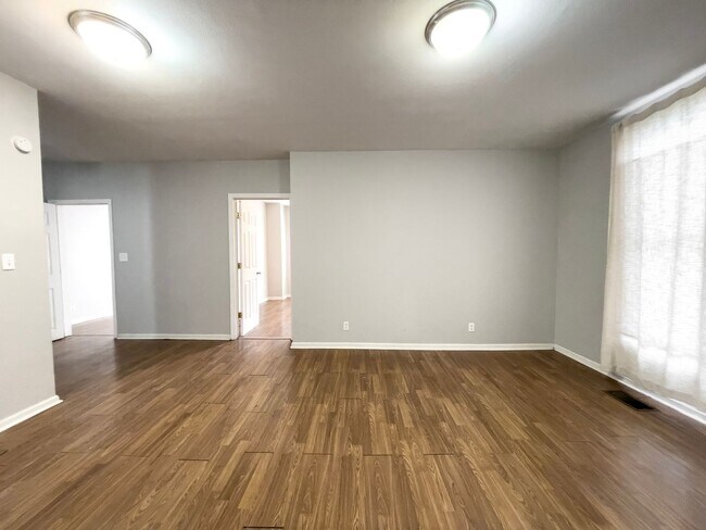 Building Photo - 118 N Martin St