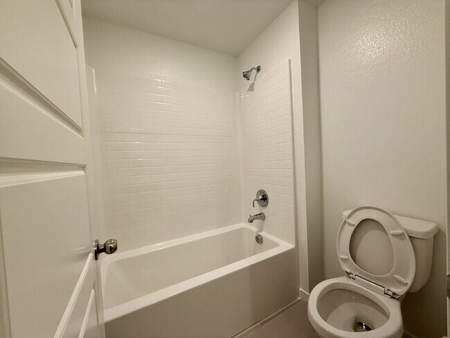 Building Photo - 3 BED 2.5 BATH 2 BALCONY 2 CAR GARAGE TOWNHOUSE IN HENDERSON FOR RENT!!