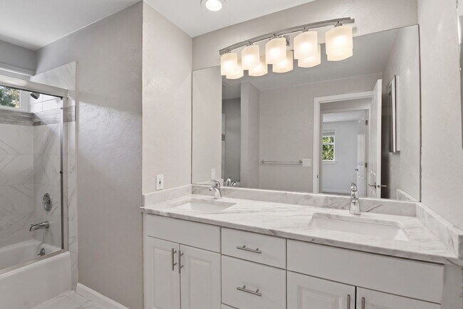 Building Photo - 3bd/2.5ba Bellevue Home