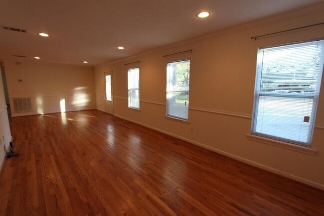 Building Photo - 6534 Sivley St