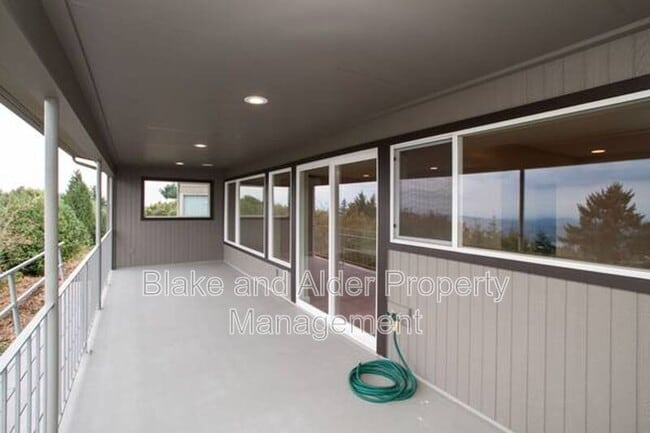 Building Photo - 4330 SW Council Crest Dr