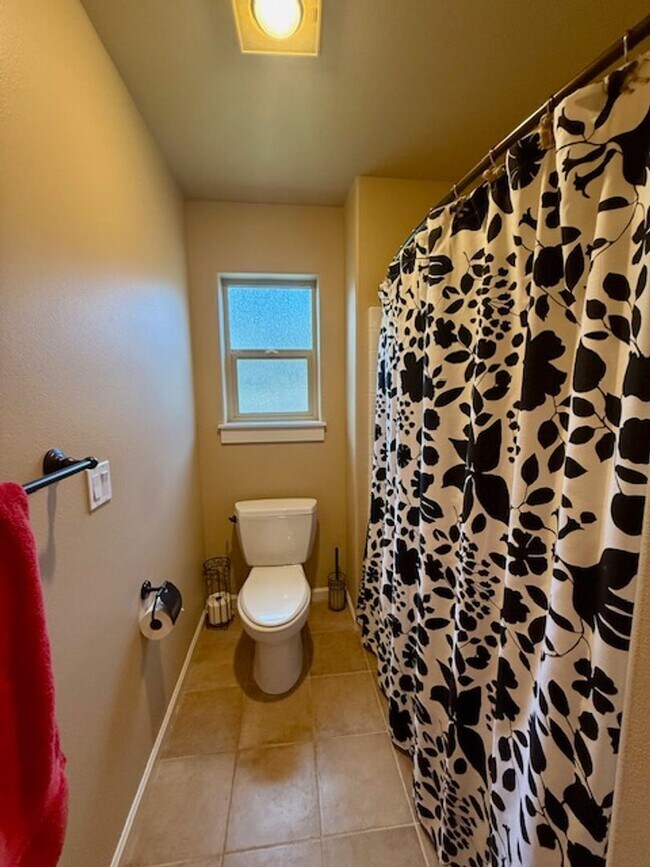 Building Photo - Spacious 3-Bedroom + Bonus Room Home in La...