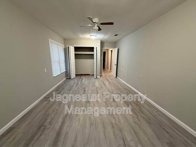 Building Photo - 227 E Peach St