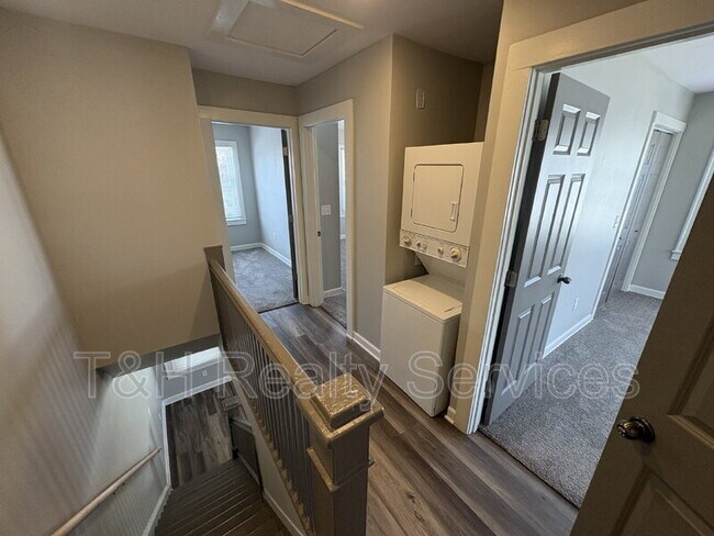 Building Photo - 639 N Gray St