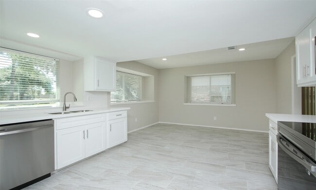 Building Photo - 833 Lakeview Dr