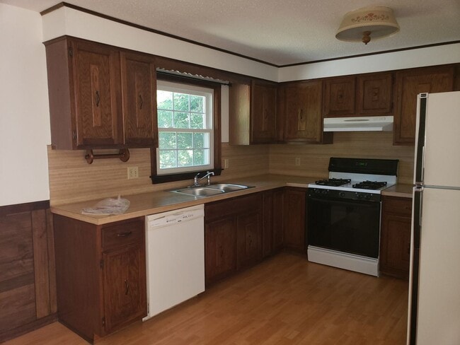 Building Photo - 3-Bedroom Ranch Rental – Year-Round, Utilities Included