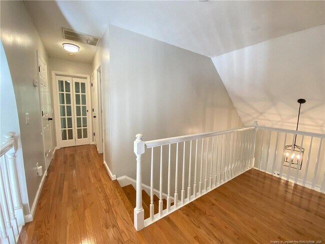 Building Photo - 462 Crown Point