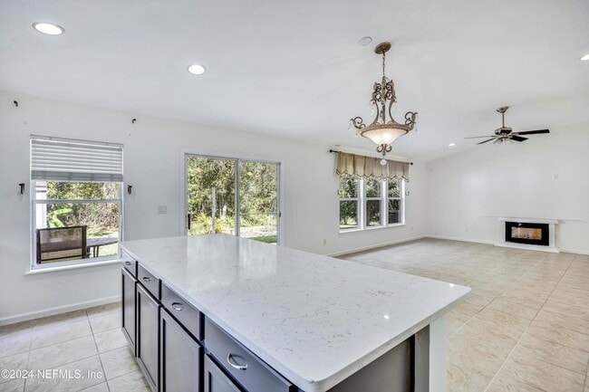 Building Photo - 657 MacKenzie Cir