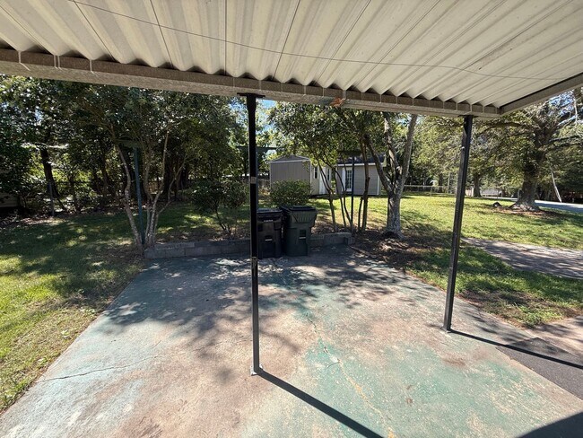 Building Photo - Three bedroom, 1 bath house in Burlington