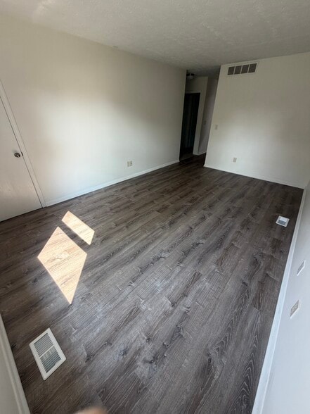 Building Photo - 9862 Mandel Dr