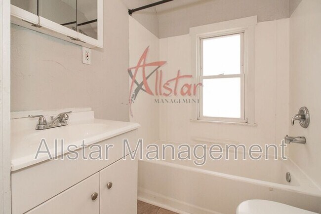 Building Photo - 1622 Ridgewood Ave