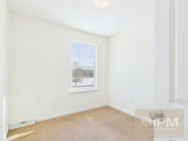 Building Photo - Spacious 3 Bedroom, 2.5 Bath Townhome in Spring Grove School District!