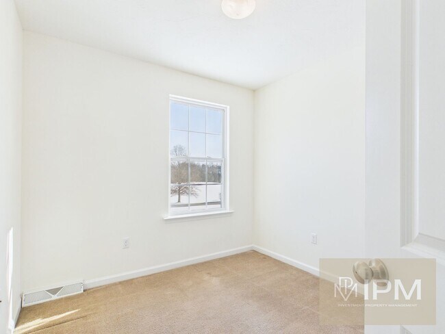 Building Photo - Spacious 3BR/2.5BA Townhome | Garage + Basement Storage | Spring Grove SD | Community Amenities
