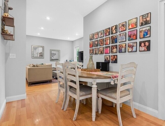 Building Photo - 25 Chilcott Pl