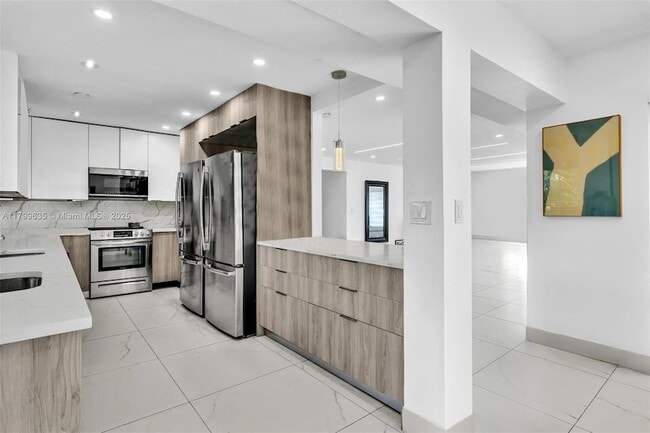 Building Photo - 9257 Bay Dr
