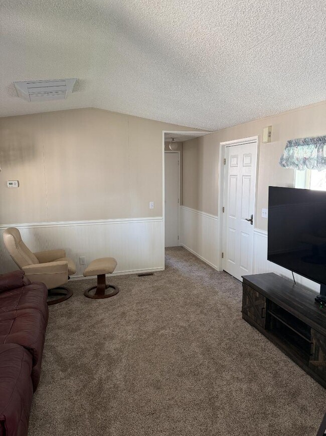 Building Photo - 45 Radiant St