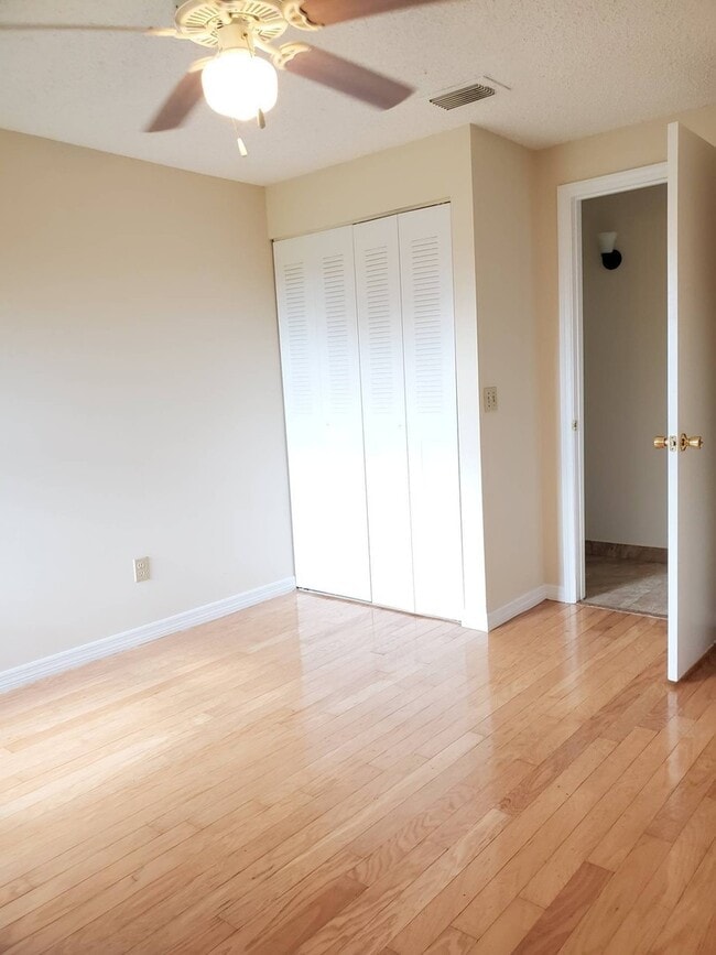 Building Photo - 3 bedroom 2 bath rental NO FENCE