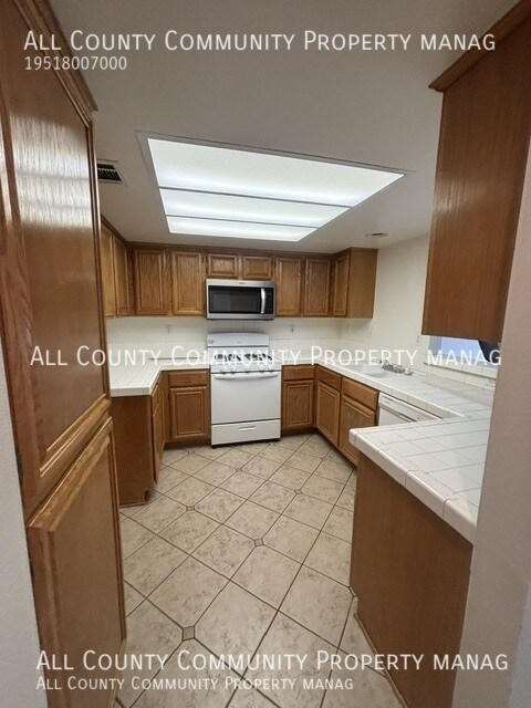 Building Photo - 1042 N Turner Ave