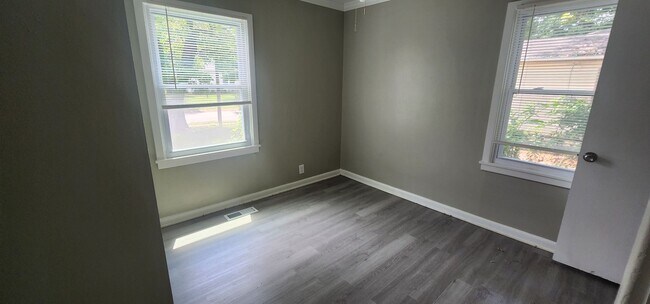 Building Photo - 3 BR/ 1 BA Single Family Home