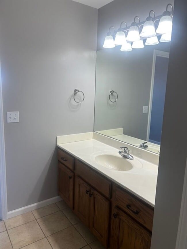 Building Photo - Beautiful 5 Bedroom Home!