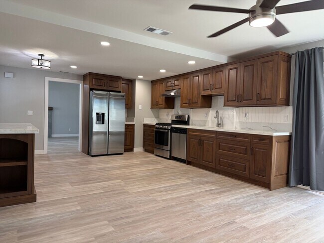 Building Photo - Absolutely gorgeous 3 bedroom 2 bath house