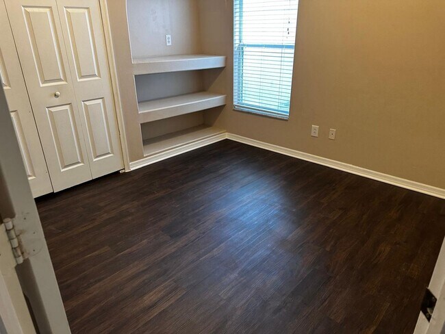Building Photo - Upscale 3 bedroom 2 bathroom in Gated Comm...