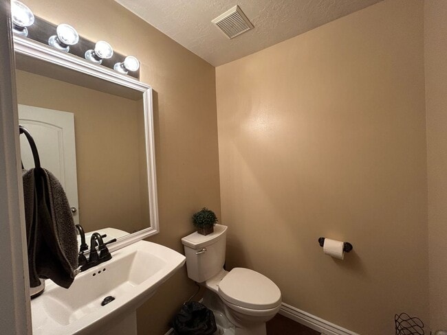Building Photo - 3 Bedroom 2.5 Bathroom Upstairs Unit in Spanish Fork!