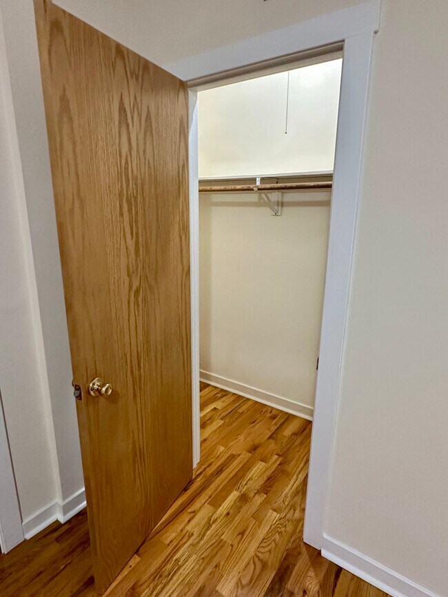 Building Photo - 1008 W Argyle St