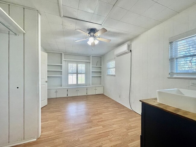 Building Photo - 4 Bedrooms in Oak Heights