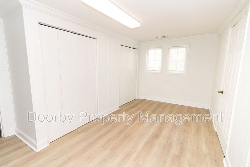 Building Photo - 921 East Ave