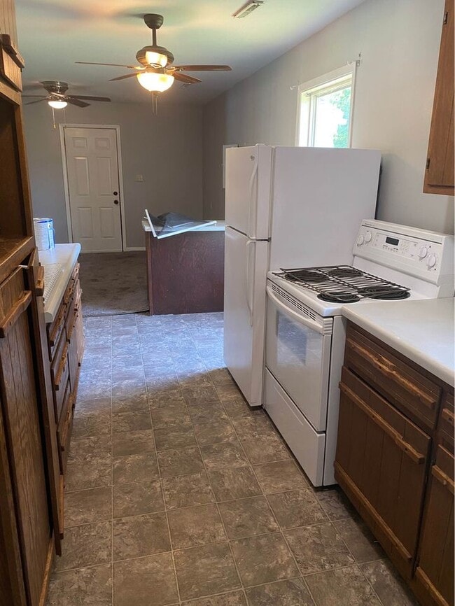 Building Photo - 605 Hillview Dr