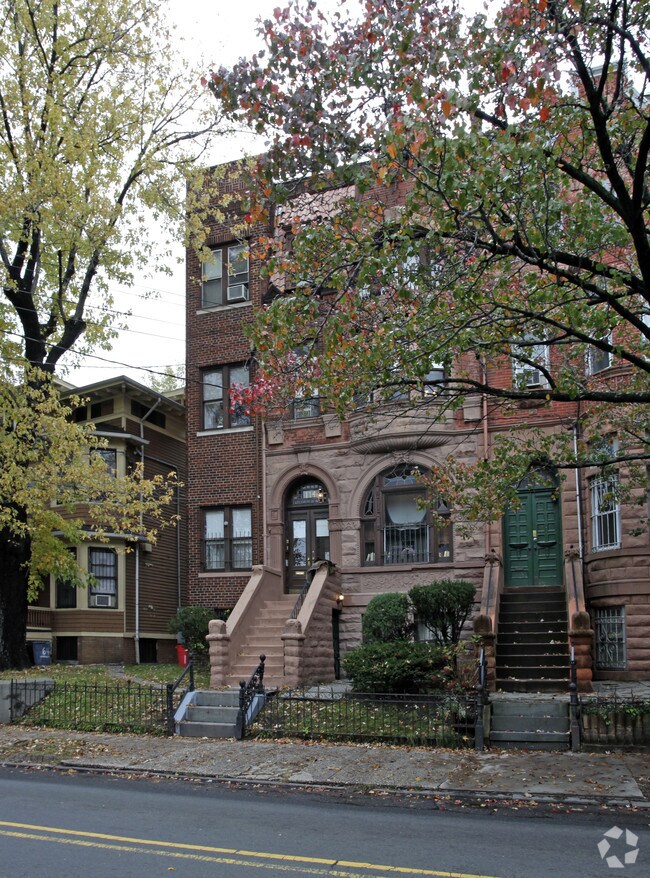 Building Photo - 114 Summit Ave