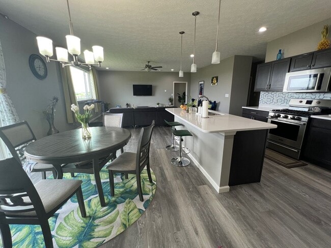 Building Photo - Updated 3 Bedroom