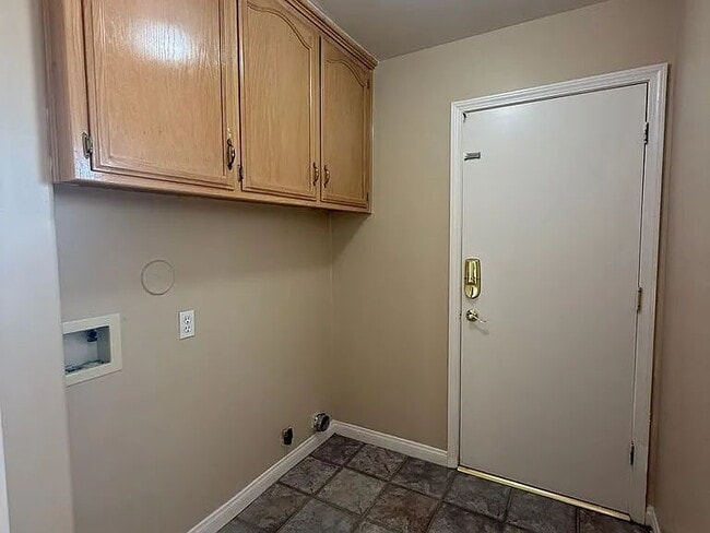 Building Photo - Beautiful 3 bedroom 2 bath home home in The Seasons!