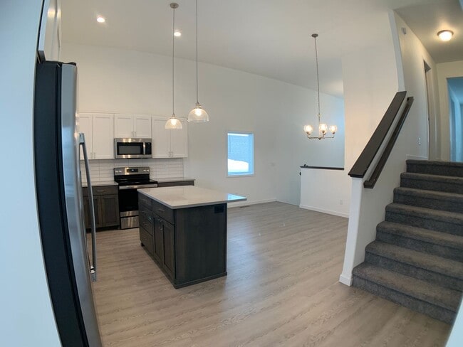 Building Photo - 4 Bed 2 Bath Single Family Home