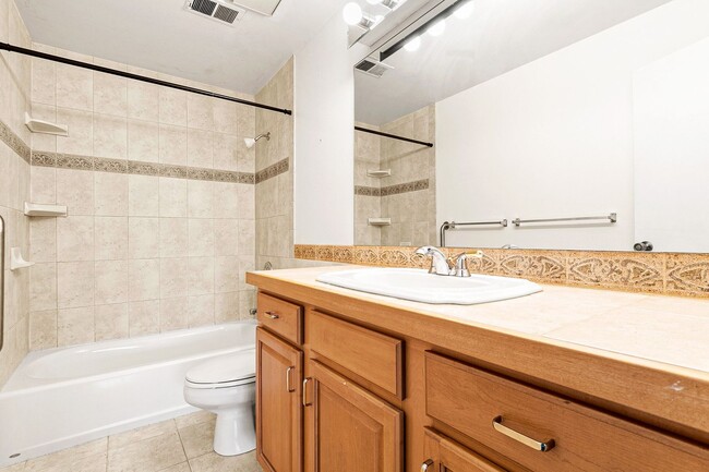 Building Photo - Remodeled 2B/2B East Boulder Apartment w/ ...