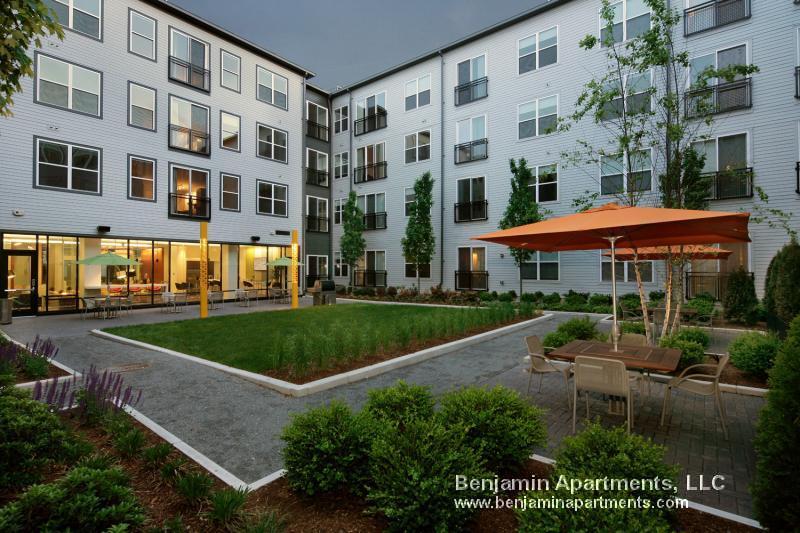 Building Photo - 320 D St