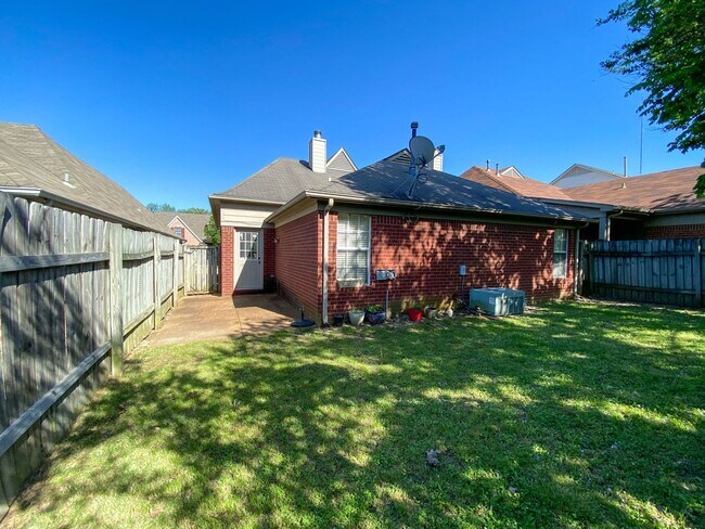 Building Photo - 3 bed, 2 bath in a gated community by Shel...