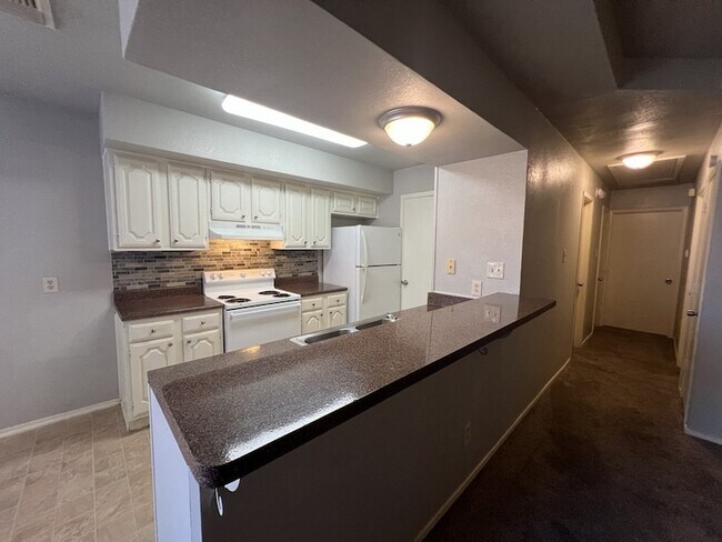 Building Photo - 4011 Ridgebrook Dr