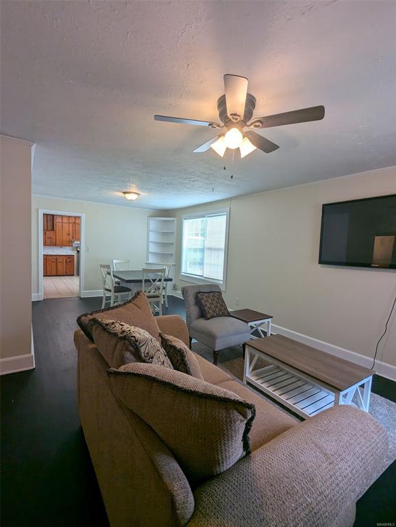 Building Photo - 902 W Tuskeena St