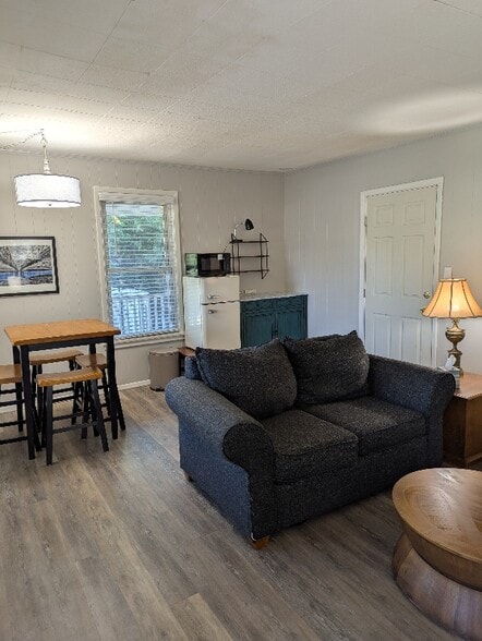 Building Photo - 6 E Glade St