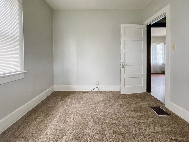 Building Photo - Pet-Friendly 2 Bedroom Home Near Downtown Muncie! W/D Hookups!