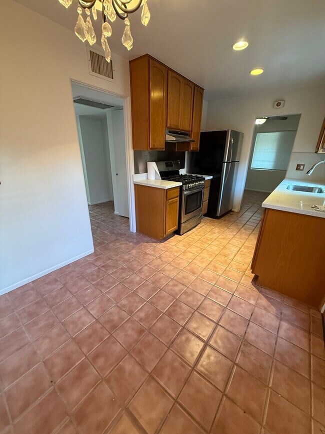 Building Photo - HOUSE FOR RENT