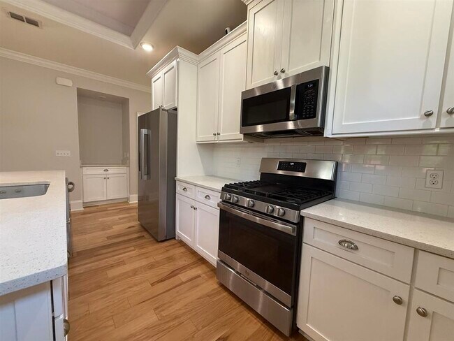 Building Photo - 855 Avery Park Dr