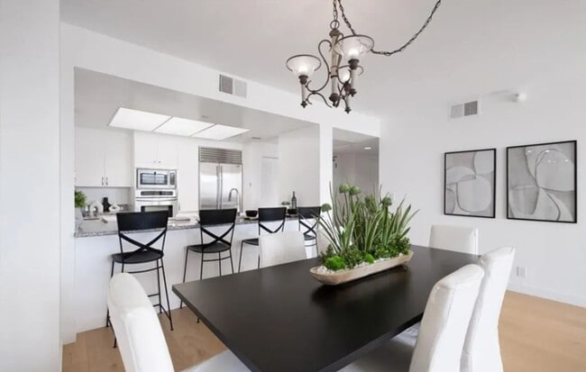 Building Photo - 2-Bedroom, 2-Bathroom Home in Prime Long B...