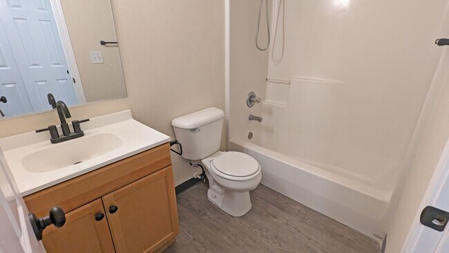 Building Photo - 3 bedroom 2.5 bath home