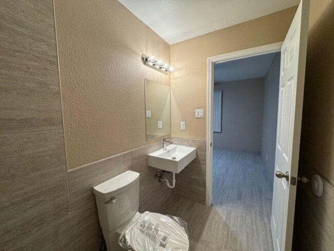 Building Photo - 3 Bedroom 2 Bathroom House FOR RENT