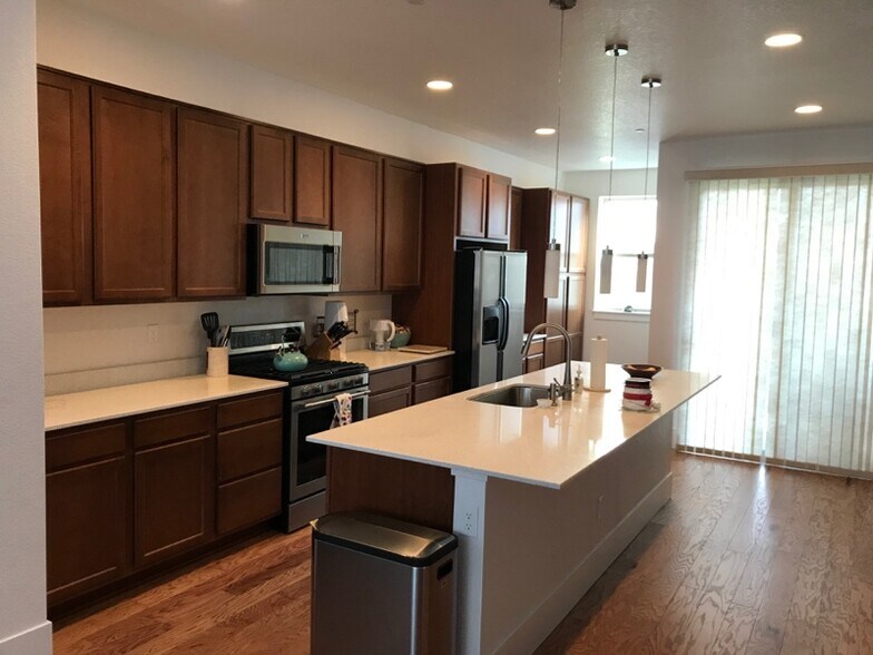 Building Photo - 405 Promenade Dr